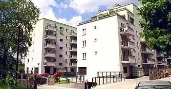 Krowodrza Górka, ul. Kluczborska 31Termin realizacji: II kwartał 2001Pięciopiętrowy, czteroklatkowy blok mieszkalny przy ul. Kluczborskiej 31 nasza firma oddała do użytkowania w 2001 roku. W przyziemiu budynku znajduje się wielostanowiskowy garaż.