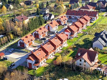 Firma Quercus prowadzi inwestycje mieszkaniowe na terenie miasta Wieliczki od 2004. Zrealizowała m.in. budowę osiedli: Chabrowe Wzgórze, Fort Kościuszko, Kaczeńce, część osiedla przy ul. św. Barbary. Aktualnie realizujemy budowę II etapu Osiedla Pod Pomnikiem w Wieliczce.