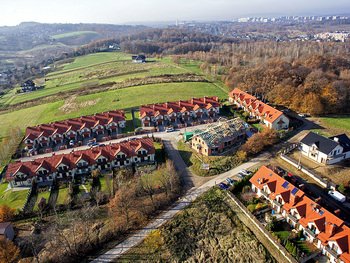 Firma Quercus prowadzi inwestycje mieszkaniowe na terenie miasta Wieliczki od 2004. Zrealizowała m.in. budowę osiedli: Chabrowe Wzgórze, Fort Kościuszko, Kaczeńce, część osiedla przy ul. św. Barbary. Aktualnie realizujemy budowę II etapu Osiedla Pod Pomnikiem w Wieliczce.
