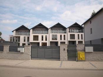 Przykłady realizowanych inwestycji:- Budynki mieszkalne przy ul. Obozowej, Malwowej w Krakowie- Kompleks domków wielorodzinnych w Żegocinie koło Limanowej- Budynki mieszkalne w Krakowie przy ul. Na Barciach- Osiedle mieszkaniowe: „Złocień” w Krakowie- Osiedle mieszkaniowe w Krakowie przy ul. Zbrojarzy- Pierwszy i drugi etap Inwestycji przy ul. Wybickiego- Kompleks budynków w Krakowie przy ul. Rozdroże- Osiedle mieszkaniowe w Krakowie przy ul. Fieldorfa Nila- Budynek Usługowo-Mieszkaniowy przy ul. Kazimierza Wielkiego w Krakowie- Budynek mieszkalny przy ul. Zalesie- Budynek mieszkalny przy ul. Wysłouchów- Budynek mieszkalny przy ul. Dąbskiej- Rozbudowa Szkoły Specjalnej w ZłotejWięcej informacji na stronie http://www.edmund-les.com.pl