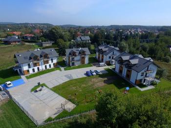 Naszą pierwszą zrealizowaną inwestycją jest osiedle „Tyniecka Park” w Krakowie, zlokalizowane w jednej z najbardziej urokliwych i zielonych części Krakowa. Cała inwestycja składa się 14 lokali mieszkalnych wraz z zewnętrznymi miejscami postojowymi. Klienci mogli liczyć na fachową obsługę w każdym zakresie, co przełożyło się na 100% sprzedaż mieszkań, zadowolenie i satysfakcję lokatorów. Inwestycja realizowana była w latach 2017-2019. Doskonałe ułożenie działki, doskonałe widoki z każdego z projektowanych mieszkań, świetny układ pomieszczeń wyróżniają inwestycję. Całe osiedle mieści się na dużej ponad 30-arowej działce, na której znajdują się indywidualne ogródki jak również teren przeznaczony do wspólnego użytkowania.