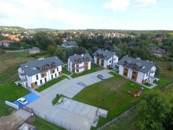 Naszą pierwszą zrealizowaną inwestycją jest osiedle „Tyniecka Park” w Krakowie, zlokalizowane w jednej z najbardziej urokliwych i zielonych części Krakowa. Cała inwestycja składa się 14 lokali mieszkalnych wraz z zewnętrznymi miejscami postojowymi. Klienci mogli liczyć na fachową obsługę w każdym zakresie, co przełożyło się na 100% sprzedaż mieszkań, zadowolenie i satysfakcję lokatorów. Inwestycja realizowana była w latach 2017-2019. Doskonałe ułożenie działki, doskonałe widoki z każdego z projektowanych mieszkań, świetny układ pomieszczeń wyróżniają inwestycję. Całe osiedle mieści się na dużej ponad 30-arowej działce, na której znajdują się indywidualne ogródki jak również teren przeznaczony do wspólnego użytkowania.