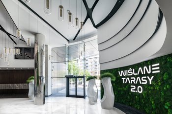 Wiślane Tarasy 2.0Wiślane Tarasy 2.0 to kompleks pięciu budynków o futurystycznej i zaokrąglonej formie geometrycznej, która doskonale wpisuje się w krajobraz sąsiadującej Wisły i znakomicie koresponduje z oryginalnie zaaranżowaną zielenią i małą architekturą zaprojektowaną wokół budynków. Inwestycja jest kontynuacją wcześniej zrealizowanego i zamieszkałego już osiedla Wiślane Tarasy.