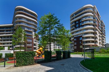 Grzegórzki ParkGrzegórzki Park to kompleks ośmiu budynków mieszkalnych z funkcją usługową charakteryzujący się nowoczesną, oryginalną architekturą. Inwestycję charakteryzuje wysoki standard wykończenia części wspólnych, funkcjonalne mieszkania zaprojektowane z dbałością o optymalne wykorzystanie przestrzeni i świetnie skomunikowana lokalizacja. To idealne miejsce do relaksu, z licznymi alejkami spacerowymi z ławkami i pergolami oraz kaskadowymi dziedzińcami z dużą ilością zieleni.