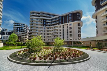 Grzegórzki ParkGrzegórzki Park to kompleks ośmiu budynków mieszkalnych z funkcją usługową charakteryzujący się nowoczesną, oryginalną architekturą. Inwestycję charakteryzuje wysoki standard wykończenia części wspólnych, funkcjonalne mieszkania zaprojektowane z dbałością o optymalne wykorzystanie przestrzeni i świetnie skomunikowana lokalizacja. To idealne miejsce do relaksu, z licznymi alejkami spacerowymi z ławkami i pergolami oraz kaskadowymi dziedzińcami z dużą ilością zieleni.