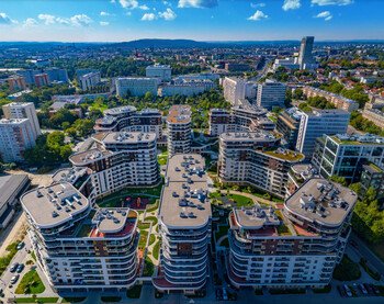 Grzegórzki ParkGrzegórzki Park to kompleks ośmiu budynków mieszkalnych z funkcją usługową charakteryzujący się nowoczesną, oryginalną architekturą. Inwestycję charakteryzuje wysoki standard wykończenia części wspólnych, funkcjonalne mieszkania zaprojektowane z dbałością o optymalne wykorzystanie przestrzeni i świetnie skomunikowana lokalizacja. To idealne miejsce do relaksu, z licznymi alejkami spacerowymi z ławkami i pergolami oraz kaskadowymi dziedzińcami z dużą ilością zieleni.