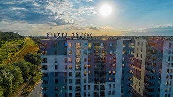 Piasta TowersPiasta Towers to kilkuetapowe przedsięwzięcie deweloperskie realizowane w Mistrzejowicach na os. Bohaterów Września. To również przemyślana koncepcja architektoniczna, aby zaspokoić wszelkie potrzeby przyszłych mieszkańców. Stanowi przykład nowoczesnej architektury, kompleksowo zagospodarowanego osiedla oraz rozwiniętej infrastruktury towarzyszącej.