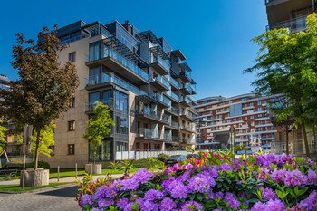 Wiślane TarasyWiślane Tarasy to nowoczesny i otoczony zielenią zespół apartamentowy znajdujący się w samym centrum Krakowa, w bezpośrednim sąsiedztwie Bulwarów Wiślanych. Początkiem 2017 roku został ukończony ostatni etap inwestycji.Osiedle wyróżnia się nowoczesną architekturą z kaskadowo ułożonymi tarasami oraz licznymi przeszkleniami, a także wysokim standardem wykończenia części wspólnych.Osiedle Wiślane Tarasy zostało niejednokrotnie docenione i wyróżnione w wielu branżowych konkursach.