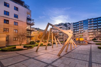 Wiślane TarasyWiślane Tarasy to nowoczesny i otoczony zielenią zespół apartamentowy znajdujący się w samym centrum Krakowa, w bezpośrednim sąsiedztwie Bulwarów Wiślanych. Początkiem 2017 roku został ukończony ostatni etap inwestycji.Osiedle wyróżnia się nowoczesną architekturą z kaskadowo ułożonymi tarasami oraz licznymi przeszkleniami, a także wysokim standardem wykończenia części wspólnych.Osiedle Wiślane Tarasy zostało niejednokrotnie docenione i wyróżnione w wielu branżowych konkursach.