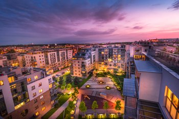 Wiślane TarasyWiślane Tarasy to nowoczesny i otoczony zielenią zespół apartamentowy znajdujący się w samym centrum Krakowa, w bezpośrednim sąsiedztwie Bulwarów Wiślanych. Początkiem 2017 roku został ukończony ostatni etap inwestycji.Osiedle wyróżnia się nowoczesną architekturą z kaskadowo ułożonymi tarasami oraz licznymi przeszkleniami, a także wysokim standardem wykończenia części wspólnych.Osiedle Wiślane Tarasy zostało niejednokrotnie docenione i wyróżnione w wielu branżowych konkursach.