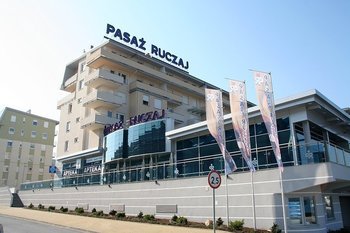 "Pasaż Ruczaj"

Centrum handlowo-usługowe "Pasaż Ruczaj" powstało jako uzupełnienie infrastruktury osiedli Szuwarowa i Bobrzyńskiego.