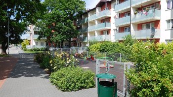 Osiedle Złocień Kraków-Bieżanów"Osiedle Złocień"Na osiedlu Złocień Spółdzielnia oddała do użytku w okresie od 1995 r. do końca 2018 r. 30 wielorodzinnych budynków mieszkalnych. Ponadto „Śnieżka” zrealizowała w tym czasie 3 kompleksy domków jednorodzinnych w zabudowie szeregowej oraz cztery domki w zabudowie bliźniaczej, łącznie 24 domki. Zadbano o wolną przestrzeń pomiędzy obiektami oraz obszerne zielone tereny wraz z sąsiadującymi starymi dębami. Ponadto mieszkańcy mają dostęp do bogatej infrastruktury: punktów handlowo-usługowych, ścieżek rowerowych, placów zabaw, kortu tenisowego, siłowni plenerowej, dwóch przedszkoli i żłobka, w którym mogą zostawić pod troskliwą opieką swoje dzieci. Lokalizacja w obrębie miasta umożliwia szybki dojazd z centrum. Spokojna i bezpieczna okolica pozwala na relaks i odpoczynek po pracy. Wszystkie budynki zostały wykonane w wysokim standardzie w technologii tradycyjnej. Zróżnicowane powierzchnie i plany mieszkań pozwalają na indywidualną aranżację wnętrz. Osiedle jest bezpieczne i monitorowane.