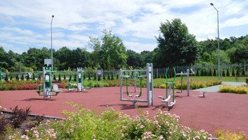 Osiedle Złocień Kraków-Bieżanów"Osiedle Złocień"Na osiedlu Złocień Spółdzielnia oddała do użytku w okresie od 1995 r. do końca 2018 r. 30 wielorodzinnych budynków mieszkalnych. Ponadto „Śnieżka” zrealizowała w tym czasie 3 kompleksy domków jednorodzinnych w zabudowie szeregowej oraz cztery domki w zabudowie bliźniaczej, łącznie 24 domki. Zadbano o wolną przestrzeń pomiędzy obiektami oraz obszerne zielone tereny wraz z sąsiadującymi starymi dębami. Ponadto mieszkańcy mają dostęp do bogatej infrastruktury: punktów handlowo-usługowych, ścieżek rowerowych, placów zabaw, kortu tenisowego, siłowni plenerowej, dwóch przedszkoli i żłobka, w którym mogą zostawić pod troskliwą opieką swoje dzieci. Lokalizacja w obrębie miasta umożliwia szybki dojazd z centrum. Spokojna i bezpieczna okolica pozwala na relaks i odpoczynek po pracy. Wszystkie budynki zostały wykonane w wysokim standardzie w technologii tradycyjnej. Zróżnicowane powierzchnie i plany mieszkań pozwalają na indywidualną aranżację wnętrz. Osiedle jest bezpieczne i monitorowane.