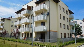 Osiedle Złocień Kraków-Bieżanów"Osiedle Złocień"Na osiedlu Złocień Spółdzielnia oddała do użytku w okresie od 1995 r. do końca 2018 r. 30 wielorodzinnych budynków mieszkalnych. Ponadto „Śnieżka” zrealizowała w tym czasie 3 kompleksy domków jednorodzinnych w zabudowie szeregowej oraz cztery domki w zabudowie bliźniaczej, łącznie 24 domki. Zadbano o wolną przestrzeń pomiędzy obiektami oraz obszerne zielone tereny wraz z sąsiadującymi starymi dębami. Ponadto mieszkańcy mają dostęp do bogatej infrastruktury: punktów handlowo-usługowych, ścieżek rowerowych, placów zabaw, kortu tenisowego, siłowni plenerowej, dwóch przedszkoli i żłobka, w którym mogą zostawić pod troskliwą opieką swoje dzieci. Lokalizacja w obrębie miasta umożliwia szybki dojazd z centrum. Spokojna i bezpieczna okolica pozwala na relaks i odpoczynek po pracy. Wszystkie budynki zostały wykonane w wysokim standardzie w technologii tradycyjnej. Zróżnicowane powierzchnie i plany mieszkań pozwalają na indywidualną aranżację wnętrz. Osiedle jest bezpieczne i monitorowane.
