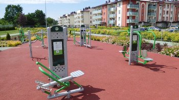 Osiedle Złocień Kraków-Bieżanów"Osiedle Złocień"Na osiedlu Złocień Spółdzielnia oddała do użytku w okresie od 1995 r. do końca 2018 r. 30 wielorodzinnych budynków mieszkalnych. Ponadto „Śnieżka” zrealizowała w tym czasie 3 kompleksy domków jednorodzinnych w zabudowie szeregowej oraz cztery domki w zabudowie bliźniaczej, łącznie 24 domki. Zadbano o wolną przestrzeń pomiędzy obiektami oraz obszerne zielone tereny wraz z sąsiadującymi starymi dębami. Ponadto mieszkańcy mają dostęp do bogatej infrastruktury: punktów handlowo-usługowych, ścieżek rowerowych, placów zabaw, kortu tenisowego, siłowni plenerowej, dwóch przedszkoli i żłobka, w którym mogą zostawić pod troskliwą opieką swoje dzieci. Lokalizacja w obrębie miasta umożliwia szybki dojazd z centrum. Spokojna i bezpieczna okolica pozwala na relaks i odpoczynek po pracy. Wszystkie budynki zostały wykonane w wysokim standardzie w technologii tradycyjnej. Zróżnicowane powierzchnie i plany mieszkań pozwalają na indywidualną aranżację wnętrz. Osiedle jest bezpieczne i monitorowane.