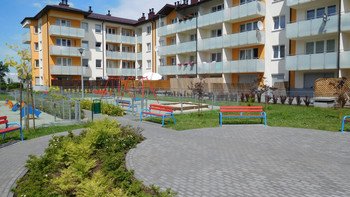 Osiedle Złocień Kraków-Bieżanów"Osiedle Złocień"Na osiedlu Złocień Spółdzielnia oddała do użytku w okresie od 1995 r. do końca 2018 r. 30 wielorodzinnych budynków mieszkalnych. Ponadto „Śnieżka” zrealizowała w tym czasie 3 kompleksy domków jednorodzinnych w zabudowie szeregowej oraz cztery domki w zabudowie bliźniaczej, łącznie 24 domki. Zadbano o wolną przestrzeń pomiędzy obiektami oraz obszerne zielone tereny wraz z sąsiadującymi starymi dębami. Ponadto mieszkańcy mają dostęp do bogatej infrastruktury: punktów handlowo-usługowych, ścieżek rowerowych, placów zabaw, kortu tenisowego, siłowni plenerowej, dwóch przedszkoli i żłobka, w którym mogą zostawić pod troskliwą opieką swoje dzieci. Lokalizacja w obrębie miasta umożliwia szybki dojazd z centrum. Spokojna i bezpieczna okolica pozwala na relaks i odpoczynek po pracy. Wszystkie budynki zostały wykonane w wysokim standardzie w technologii tradycyjnej. Zróżnicowane powierzchnie i plany mieszkań pozwalają na indywidualną aranżację wnętrz. Osiedle jest bezpieczne i monitorowane.