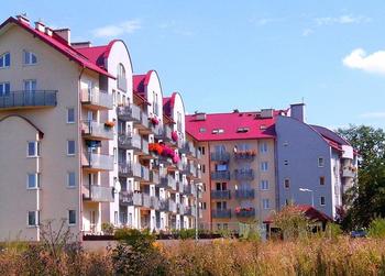 Budynek przy ul. Zdunów"ul. Zdunów 18"W 2002 r. Spółdzielnia oddała do użytku budynek położony w rejonie Borek Fałęcki przy ul. Zdunów 18. Jest to pierwszy budynek w Krakowie zrealizowany przez Spółdzielnie Mieszkaniowe przy udziale środków z Krajowego Funduszu Mieszkaniowego. Oficjalne otwarcie nastąpiło w marcu 2002 roku. Budynek ten posiada 88 mieszkań, 1 pracownię, 1 lokal usługowy oraz 33 miejsca postojowe w przyziemiu budynku i 15 garaży.