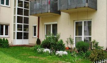 Budynek przy ul. Zdunów"ul. Zdunów 18"W 2002 r. Spółdzielnia oddała do użytku budynek położony w rejonie Borek Fałęcki przy ul. Zdunów 18. Jest to pierwszy budynek w Krakowie zrealizowany przez Spółdzielnie Mieszkaniowe przy udziale środków z Krajowego Funduszu Mieszkaniowego. Oficjalne otwarcie nastąpiło w marcu 2002 roku. Budynek ten posiada 88 mieszkań, 1 pracownię, 1 lokal usługowy oraz 33 miejsca postojowe w przyziemiu budynku i 15 garaży.
