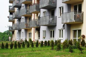 Budynek przy ul. Zdunów"ul. Zdunów 18"W 2002 r. Spółdzielnia oddała do użytku budynek położony w rejonie Borek Fałęcki przy ul. Zdunów 18. Jest to pierwszy budynek w Krakowie zrealizowany przez Spółdzielnie Mieszkaniowe przy udziale środków z Krajowego Funduszu Mieszkaniowego. Oficjalne otwarcie nastąpiło w marcu 2002 roku. Budynek ten posiada 88 mieszkań, 1 pracownię, 1 lokal usługowy oraz 33 miejsca postojowe w przyziemiu budynku i 15 garaży.