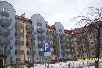 Budynek przy ul. Zdunów"ul. Zdunów 18"W 2002 r. Spółdzielnia oddała do użytku budynek położony w rejonie Borek Fałęcki przy ul. Zdunów 18. Jest to pierwszy budynek w Krakowie zrealizowany przez Spółdzielnie Mieszkaniowe przy udziale środków z Krajowego Funduszu Mieszkaniowego. Oficjalne otwarcie nastąpiło w marcu 2002 roku. Budynek ten posiada 88 mieszkań, 1 pracownię, 1 lokal usługowy oraz 33 miejsca postojowe w przyziemiu budynku i 15 garaży.