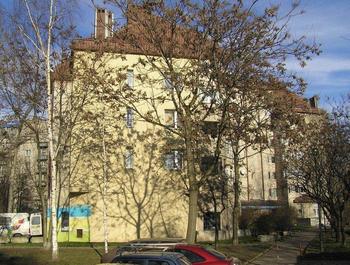 Mazowiecka i Garbarska
"ul. Mazowiecka 16, ul. Garbarska 16"
Budynek przy usytuowanej w centrum miasta ul. Mazowieckiej 16 został oddany do użytku w 1988 r. Natomiast obiekt na zlokalizowanej w pobliżu Rynku Głównego ul. Garbarskiej 16 został ukończony w 1992 r. Są to najstarsze budynki naszej Spółdzielni, które znajdują się w atrakcyjnej okolicy i do dziś służą wysokim standardem zamieszkałym w nich lokatorom.