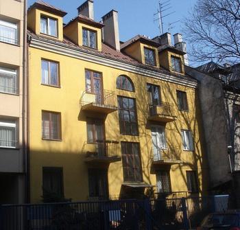 Mazowiecka i Garbarska
"ul. Mazowiecka 16, ul. Garbarska 16"
Budynek przy usytuowanej w centrum miasta ul. Mazowieckiej 16 został oddany do użytku w 1988 r. Natomiast obiekt na zlokalizowanej w pobliżu Rynku Głównego ul. Garbarskiej 16 został ukończony w 1992 r. Są to najstarsze budynki naszej Spółdzielni, które znajdują się w atrakcyjnej okolicy i do dziś służą wysokim standardem zamieszkałym w nich lokatorom.