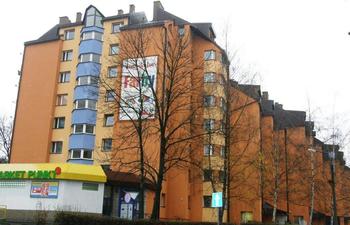 Mazowiecka i Garbarska
"ul. Mazowiecka 16, ul. Garbarska 16"
Budynek przy usytuowanej w centrum miasta ul. Mazowieckiej 16 został oddany do użytku w 1988 r. Natomiast obiekt na zlokalizowanej w pobliżu Rynku Głównego ul. Garbarskiej 16 został ukończony w 1992 r. Są to najstarsze budynki naszej Spółdzielni, które znajdują się w atrakcyjnej okolicy i do dziś służą wysokim standardem zamieszkałym w nich lokatorom.