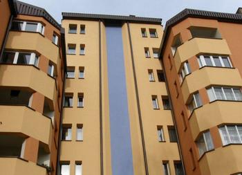 Mazowiecka i Garbarska
"ul. Mazowiecka 16, ul. Garbarska 16"
Budynek przy usytuowanej w centrum miasta ul. Mazowieckiej 16 został oddany do użytku w 1988 r. Natomiast obiekt na zlokalizowanej w pobliżu Rynku Głównego ul. Garbarskiej 16 został ukończony w 1992 r. Są to najstarsze budynki naszej Spółdzielni, które znajdują się w atrakcyjnej okolicy i do dziś służą wysokim standardem zamieszkałym w nich lokatorom.